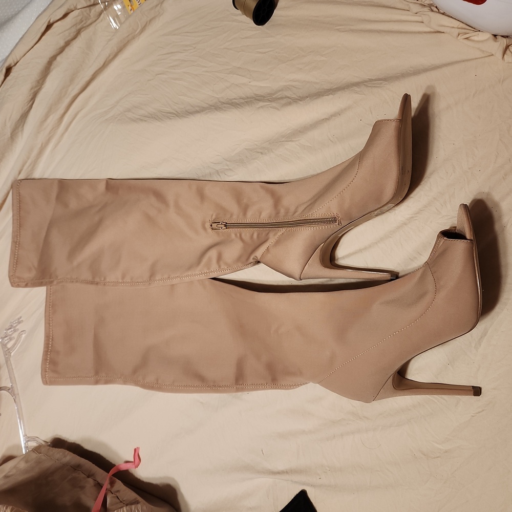 Beautiful peeps long stretchy boots